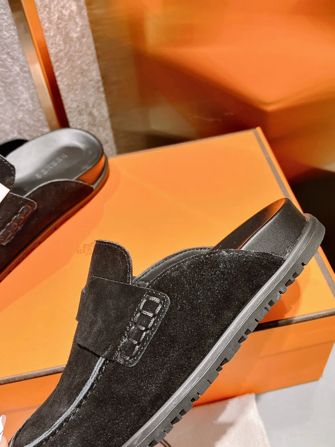 [H Family Hermès] P: 520💰 Size: Male 39-44 (45 customized) Female 35-40 (41 customized) HERMES Hermès' latest couple's cute Birkenstock slippers. Summer really needs versatile slippers. They look good no matter how you match them. They have a casual and high-end feel. The comfort is also great. They are paired with a variety of colorful socks. They are trendy. Hermès 2023 new half slippers are high quality. ●Upper: imported cow suede ●Inner lining: imported sheepskin ●Foot pads: imported mixed sheepskin ●Outsole: Tpu non-slip and wear-resistant outsole